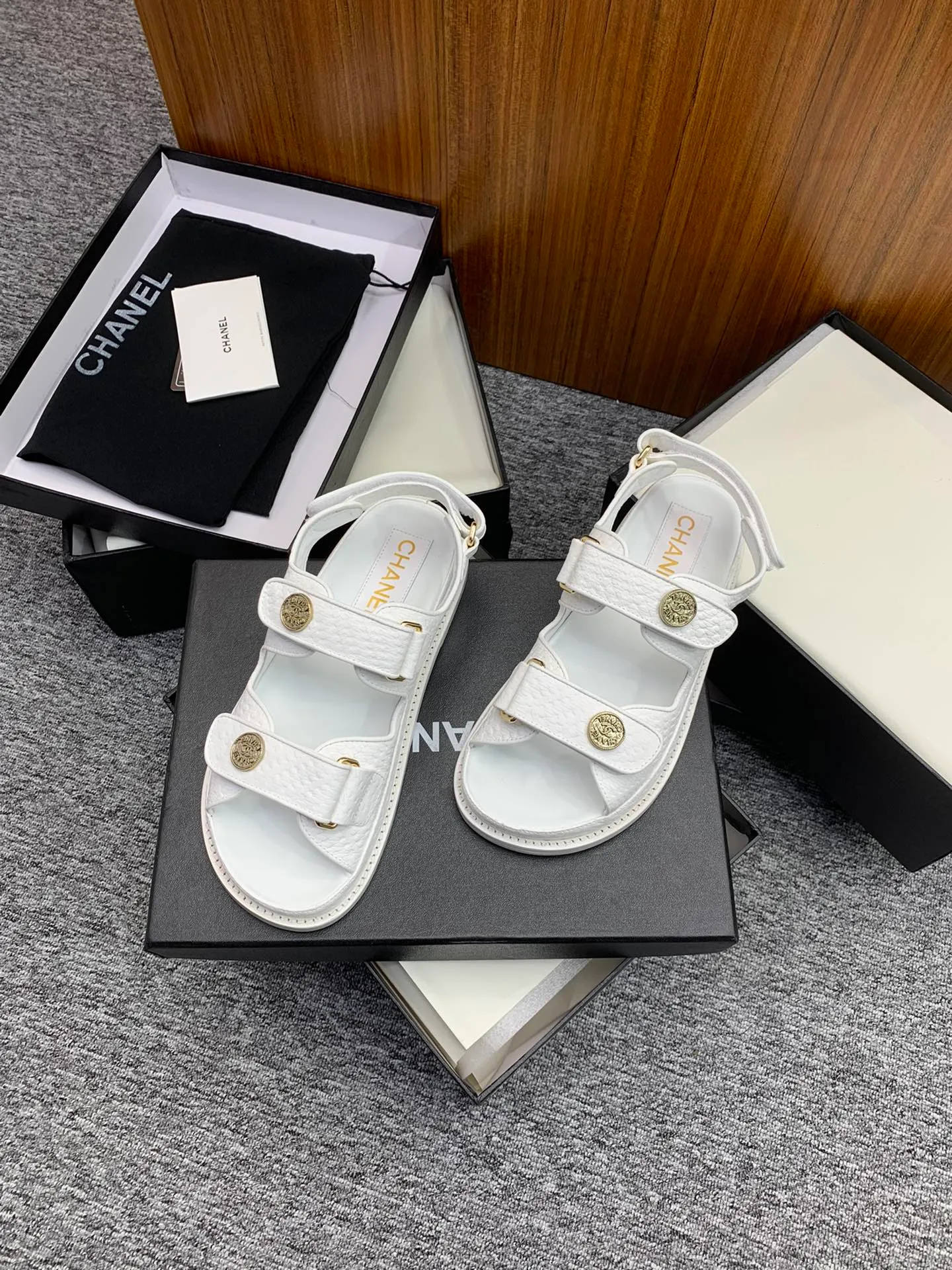 👟👟Ex-factory price 480👟👟 👑Crown👑Top purchasing version✈️ CHANEL Xiaoxiang 2022 spring and summer latest season double C Velcro casual sandals! Summer beach sandals 🏖️! A sandal that is super comfortable on your feet! A must-have classic! ✊Adhere to the original 1:1 mold customization! Feel free to compare! Give you a genuine foot feel! The first choice for high-end customers to purchase ❤️ [Material] 👑 Fabric: Original customized pebbled cowhide/satin buckle 👑 Lining: Original imported water-dyed sheepskin 👑 Outsole: Original open-molded genuine leather outsole [Number of yards] 35-41 (⚠️34/41 needs to be customized, non-refundable and non-exchangeable) [Packaging] 🎁Configured with original packaging